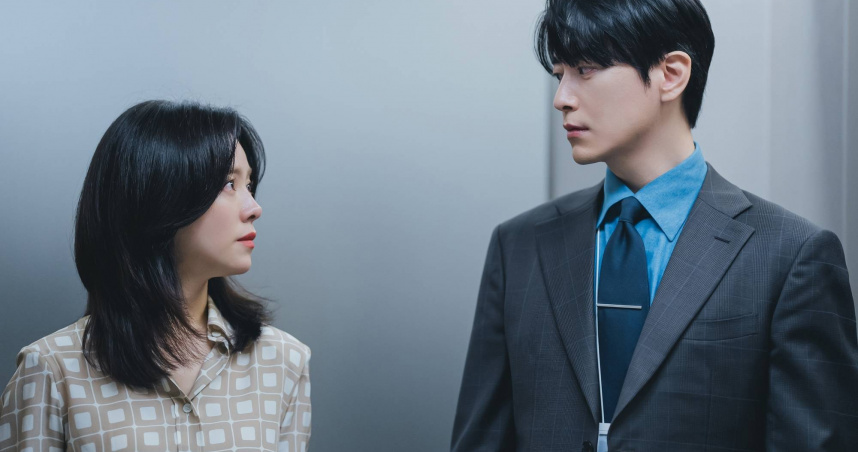 韓志旼（左）與李浚赫零台詞對戲，單靠「眼」技就能撩人。（圖／八大提供）