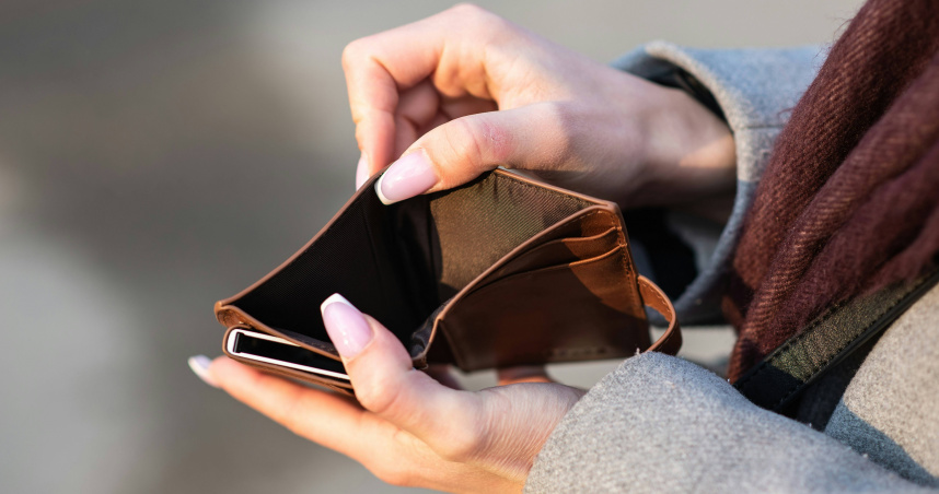 新竹女子撿到皮夾挪用現金，遭法院判罰6.5倍金額。（示意圖／Unsplash）