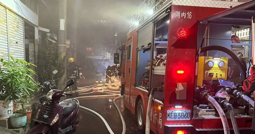 嘉義市新建街91巷12日晚間發生火警，延燒6戶木造住宅。（圖／翻攝畫面）