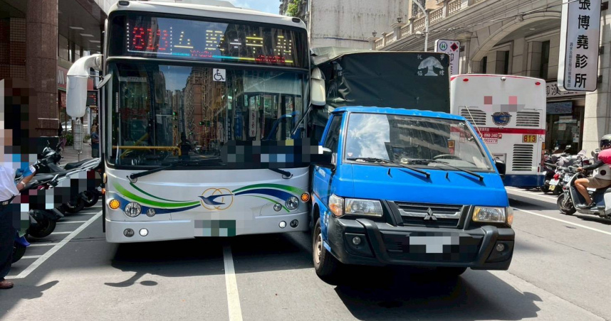 小貨車直行與公車發生擦撞，波及到對向公車一度成「夾心餅乾」。（圖／翻攝畫面）