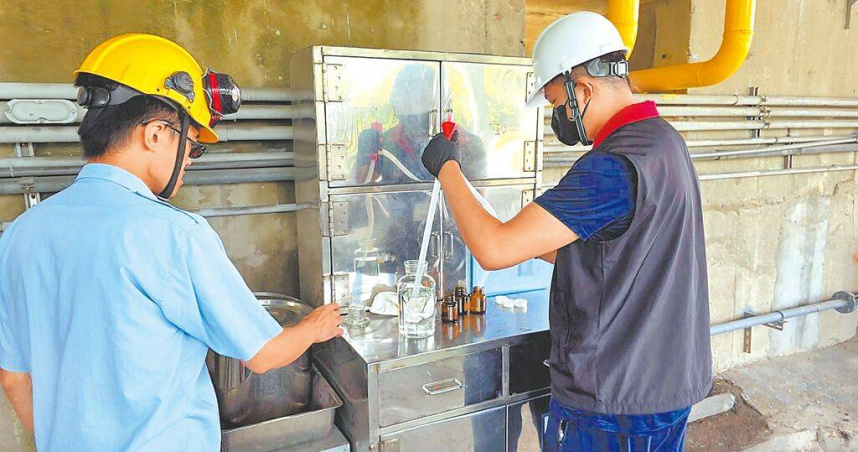 松山機場排放硫氧化物占全市移動汙染源5成以上，北市環保局自2005年起要求燃油供應商改善並降低油料含硫率，今年含硫量檢測結果為439ppm，遠低於管制標準2000ppm。圖為油品檢測示意。（圖／北市環保局提供／中國時報徐佑昇台北傳真）