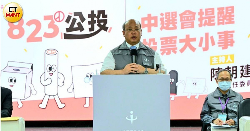中選會副主委陳朝建22日對隔日的投票案重申注意要點。（圖／周志龍攝）