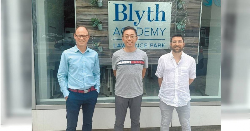 身兼台灣布萊斯教育有限公司代表人與西英格蘭大學駐台教務長的陳祖豐（中），與加拿大布萊斯學院校長Michael Booth（左）、西英格蘭大學駐台國際長Aaron Golestein（右）。（圖／報系資料照）