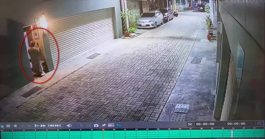 傅女不僅曾用無聲電話騷擾周男，還曾利用雙方曾經調解的機會記下周男個資，擅自變更周男在全聯賣場、玉山銀行、Apple ID的設定，還會幫周男叫外送，並在他門口貼上「不是我叫的外送」等字條，讓周男不堪其擾。（圖／翻攝畫面）