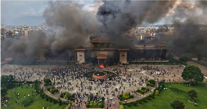 尼泊爾國會大廈遭縱火。（圖／達志／美聯社）