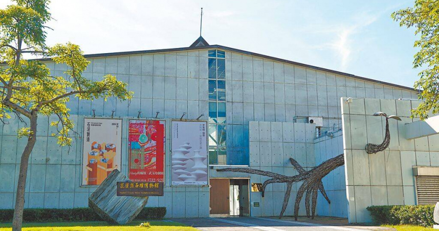 花蓮縣美術館自16日起啟動售票機制並實施跨館優惠，民眾只要在美術館或石雕博物館購票，即能持票在當天參觀兩館。（羅亦晽攝）