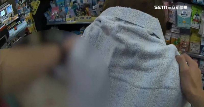 桃園女子遭男友割喉，急奔超商求救。（圖／翻攝三立新聞網）