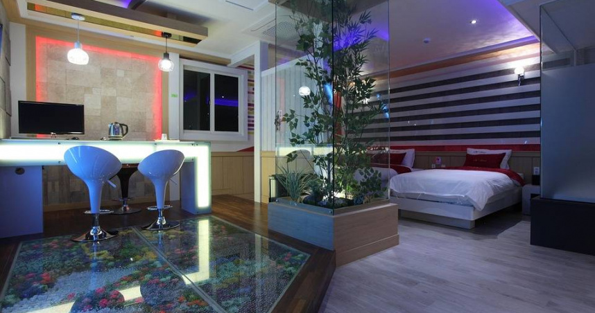 陳姓男子指控女友透過網路店家購買其過去5年開房紀錄，內容詳列地點與時間，甚至可查同行者，引發社會對個資外洩的高度疑慮。（示意圖／Pixabay）