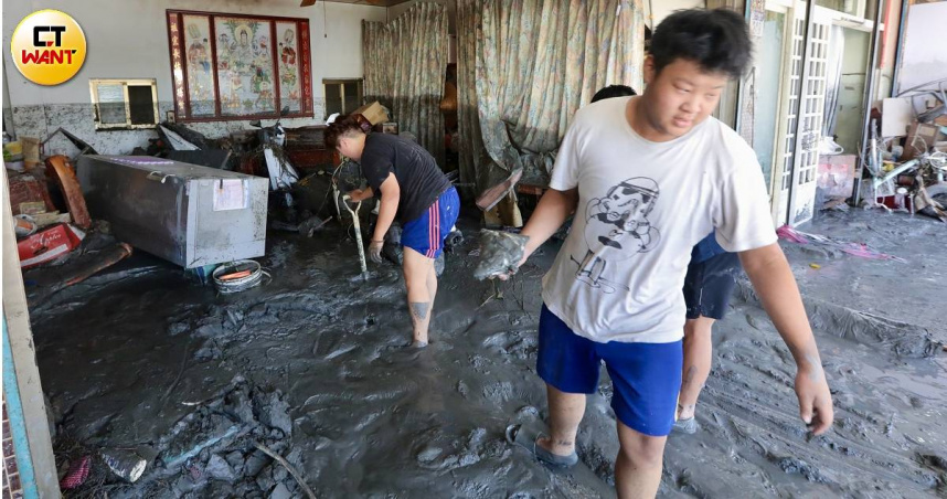 全國各地民眾自發性前往花蓮救災，卻有高中生濫用民眾愛心詐財。（圖／黃耀徵攝）