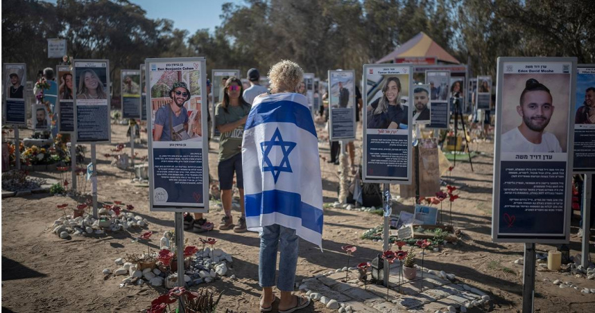 人民在雷姆音樂節（Nova Music Festival）現場舉行悼念活動，紀念10月7日哈瑪斯襲擊2週年。（圖／達志／美聯社）