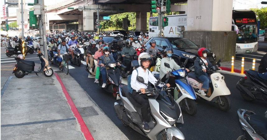醫師表示，機車族穿拖鞋很危險。（示意圖／報系資料照）