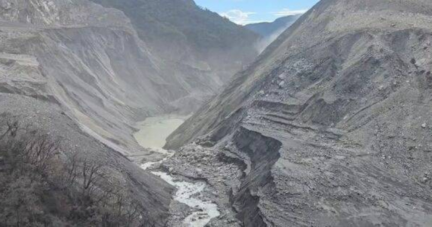 堰塞湖暴漲恐24小時內決堤。（圖 ／翻攝畫面）