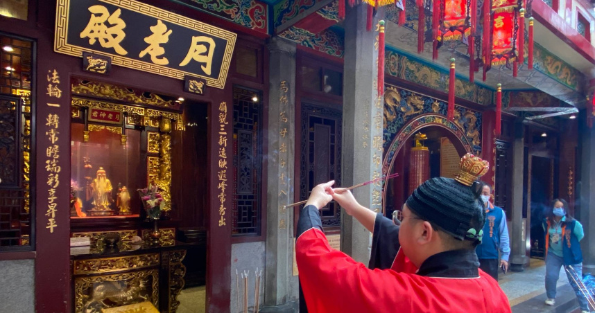 民眾發現，有許多日本高中生在台北大稻埕霞海城隍廟外排隊參拜。（圖／報系資料照）