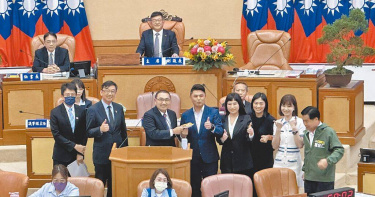 新北市議會29日市政總質詢，民進黨團聚焦非洲豬瘟，並邀請市長侯友宜一起吃台灣豬肉漢堡，力挺台灣豬。（圖／中國時報高鈞麟攝）