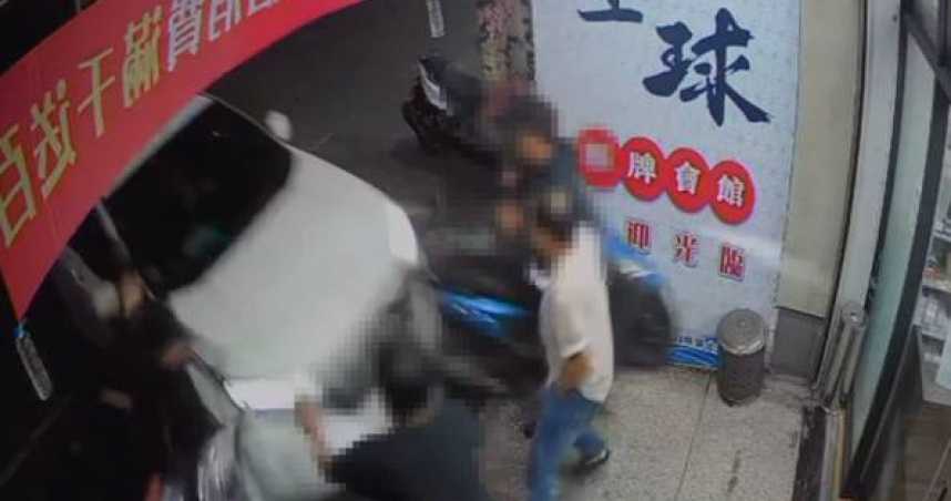 雲林路口驚悚車禍！轎車失控連車帶人衝店釀4傷　監視器畫面曝光