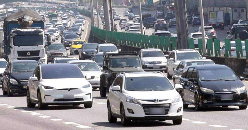 輔助駕駛遇6種狀況恐失效，高公局警示：別當自動駕駛。（示意圖／報系資料照）