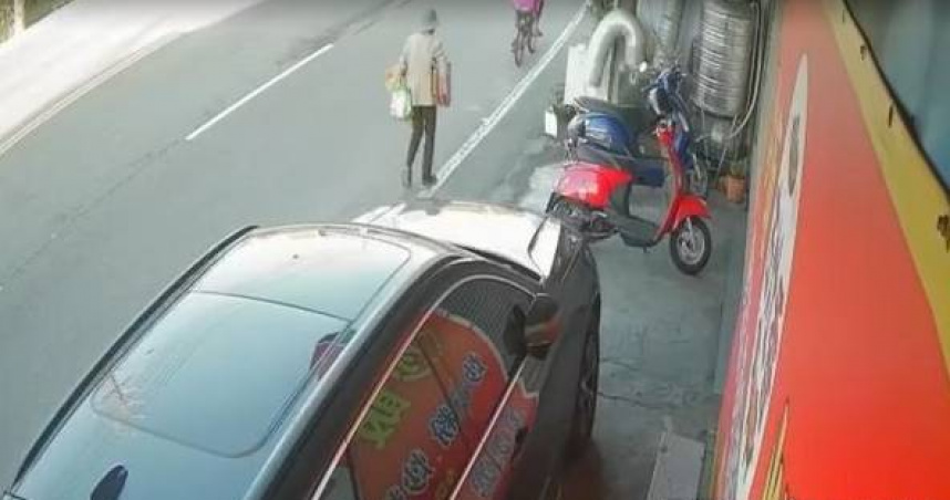 81歲拾荒母僅差10公尺與女兒會合，慘遭水泥車輾斃女兒崩潰目睹全程。（圖 ／翻攝畫面）