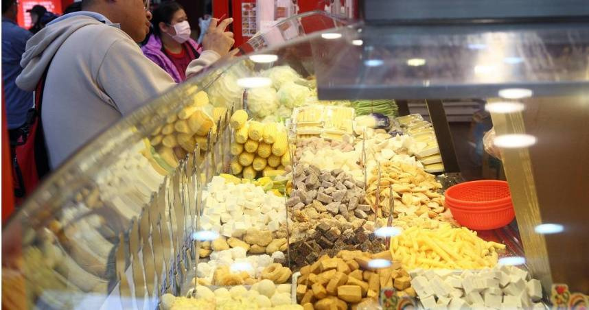 近日，一名女網友在網上訴苦，表示自己下班途中經過一家新開的鹹酥雞攤，買了365元的鹹酥雞回家與男友分享，卻被對方罵是「拜金女」。（示意圖／報系資料照）