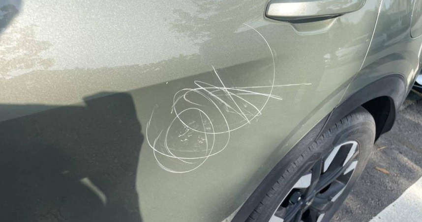 岡山連環車損案曝光，醉男疑持利器沿路亂刮多車慘遭毒手。（圖 ／翻攝畫面）