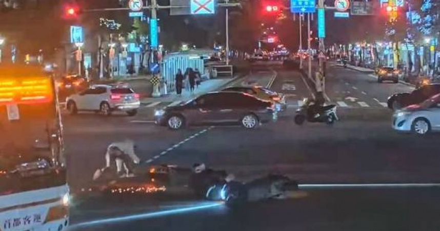 北市路口驚險追撞，機車騎士滑壘逃生秒變街頭特技王。（圖 ／翻攝畫面）