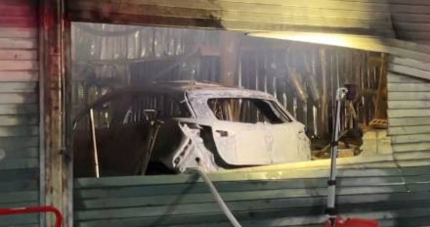 汽車保養廠突起火狂燒，2樓驚見女性焦屍家屬痛哭失聲。（圖 ／翻攝畫面）