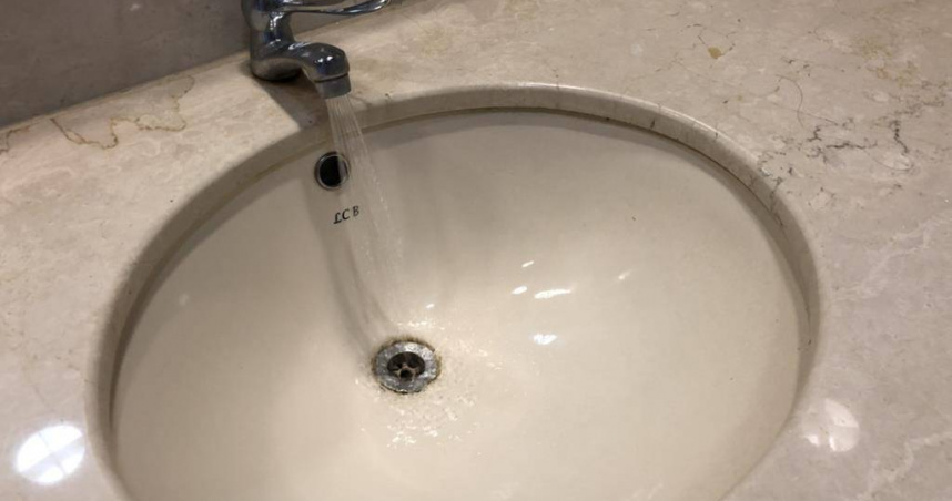 桃市府3日澄清桃園自來水水源來自石門水庫，環保局抽測都符合標準，台水公司調查也確認供應端水質監測無異常。(圖／中國時報蔡依珍攝)