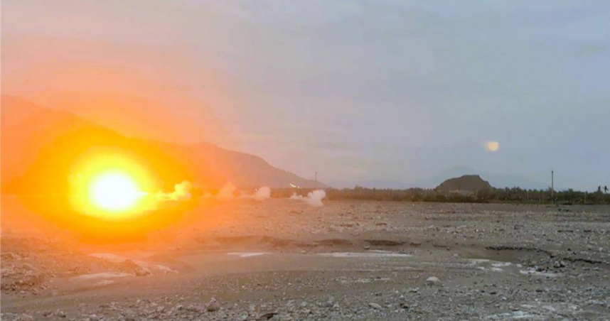 陸軍花東防衛指揮部第二作戰區於台東太麻里溪出海口實施「編制武器」火砲實彈射擊，場面震撼。（圖／翻攝畫面）