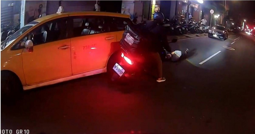 外送員「疑不滿被逼車」逆向二度狠撞小黃司機　熱心民眾肉身攔阻逮人