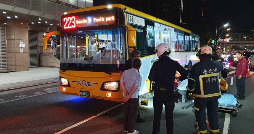 北市中正區台開金融大樓前，16日晚間6時許發生一起嚴重車禍事故。（圖／翻攝畫面）