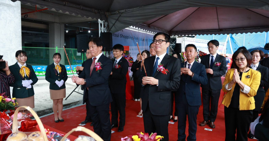 三井Shopping Park LaLaport 19日於高雄鳳山舉行上梁儀式。（圖／許智傑辦公室提供）
