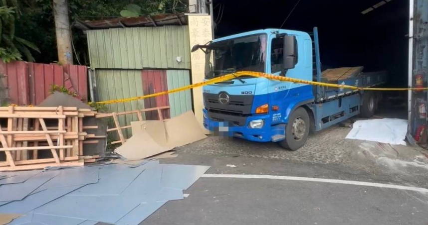 新北市深坑區5日下午發生工安意外，陳男在卸貨時不幸被鋼板壓住身亡。（圖／翻攝畫面）