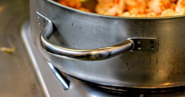 韓國一間火鍋店因拒絕單人用餐，引發外界關注與討論。（示意圖／Pixabay）