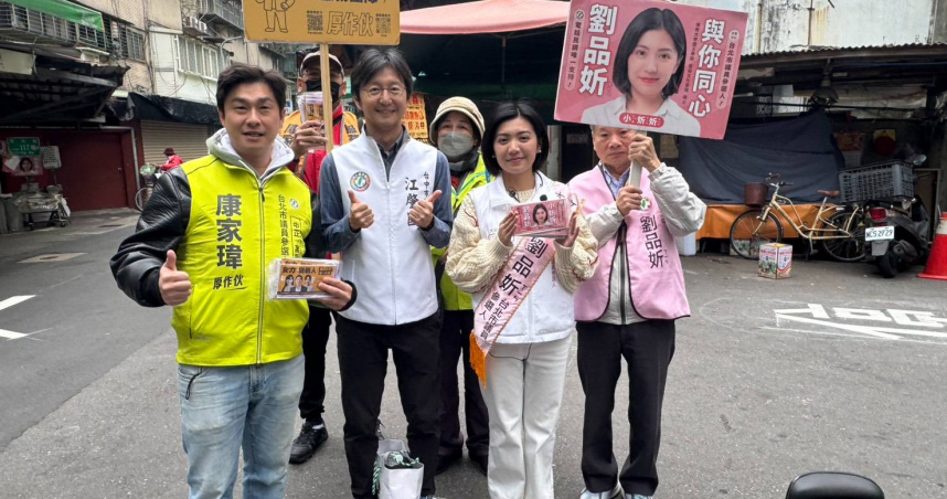 台中市議員江肇國8日陪同北市議員參選人康家瑋、劉品妡至龍泉市場掃街。（圖／康家瑋提供）