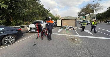 台北市士林區至善路11日下午發生貨車翻覆事故，波及路邊停放的9輛汽、機車受損，所幸未造成人員傷亡。（圖／翻攝畫面）