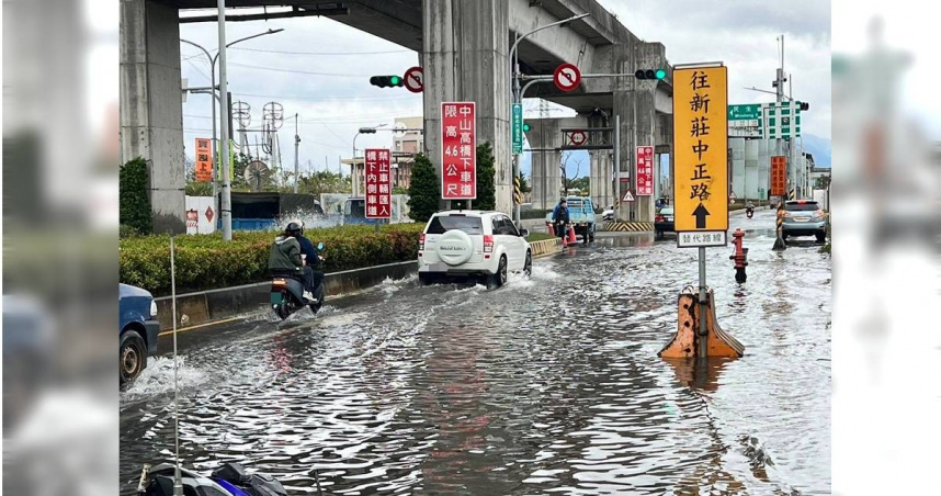 重劃區自來水管下午1時許無預警爆裂，導致新北大道被水淹沒。（圖／翻攝畫面）