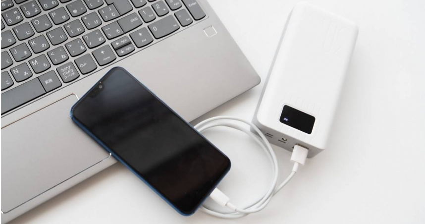 大韓航空、韓亞航空、真航空、釜山航空及首爾航空26日起禁止旅客在機艙內使用行動電源充電。（示意圖／photoAC）