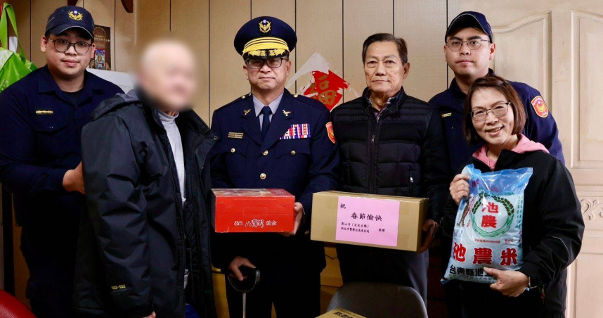 淡水警分局長謝明杰（左3）與鄞山寺主委練瑞銘（右3）攜手送暖，贈送物資給獨居長輩。（圖／翻攝畫面）