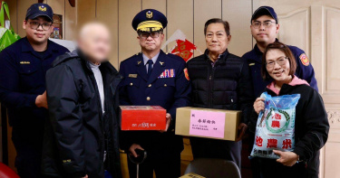 淡水警分局長謝明杰（左3）與鄞山寺主委練瑞銘（右3）攜手送暖，贈送物資給獨居長輩。（圖／翻攝畫面）