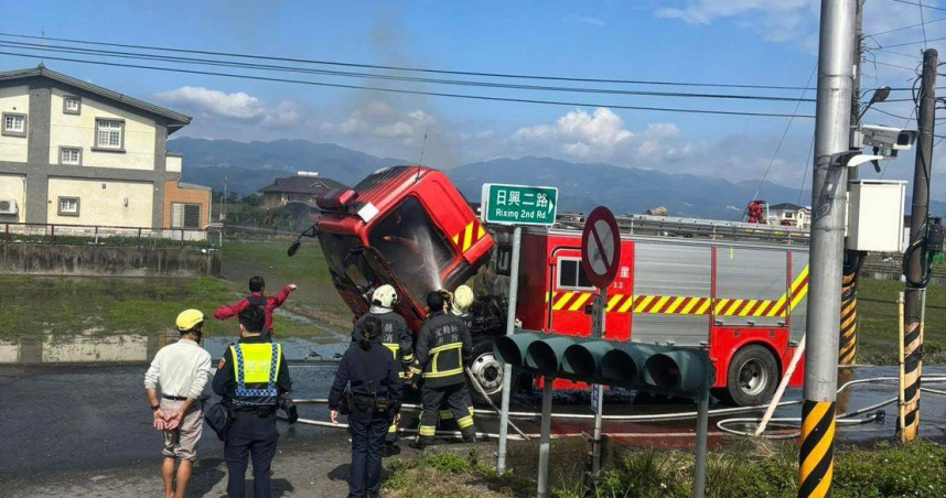 宜蘭三星消防車救災返隊途中突自燃冒出黑煙，同僚即時灌救，未造成人員傷亡。（圖／翻攝自宜蘭知識＋）