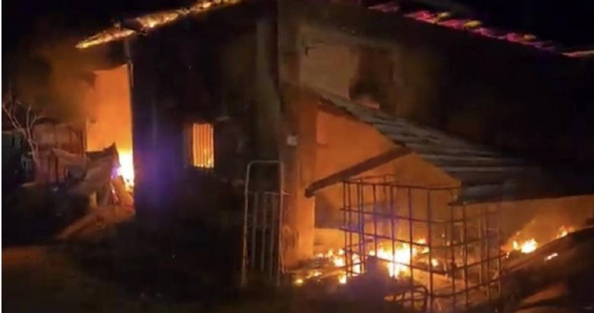 花蓮赤科山60年宅遭火海吞噬！　屋主見狀崩潰：什麼都沒了！