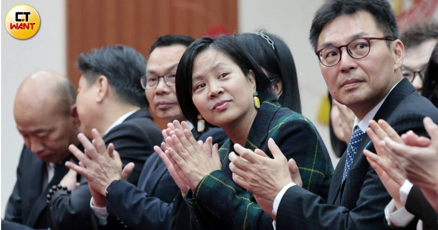 民眾黨「兩年條款」新上任的立委群中，李貞秀（右2）因陸籍出身而成了被圍剿的對象。（圖／黃耀徵攝）