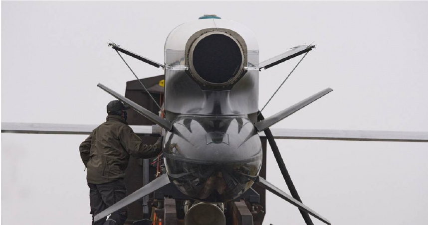 烏克蘭工人和軍方人員，正在檢查火點公司生產的「火烈鳥巡弋飛彈」。（圖／達志／美聯社）