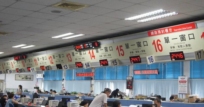 監理所櫃台示意圖。（圖／台中區監理所提供）