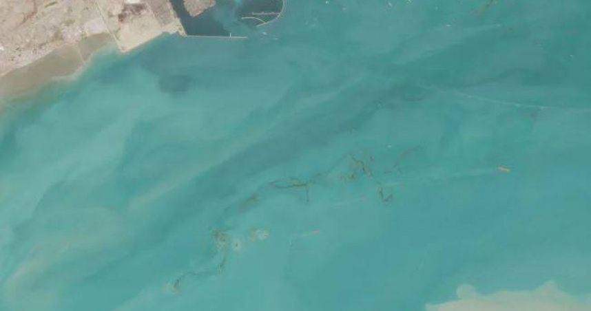 最新衛星影像顯示，波灣地區多處油污帶從太空中清晰可見。（圖／翻攝自歐洲太空總署）