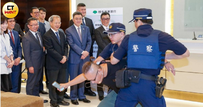 「告誡戶」是金融打詐一環，如何在全案告終後撤銷告誡，讓當事人能重返自由金融市場，各界關注。（示意圖／黃耀徵攝）