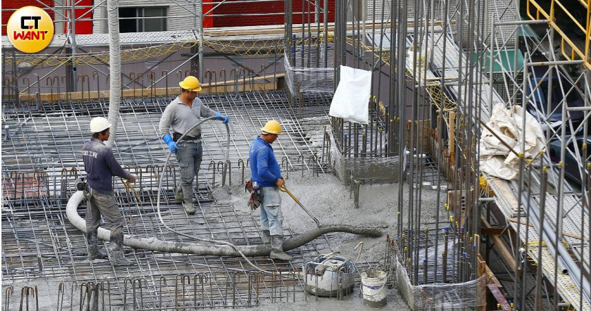 營建業長期缺工下，擁有人力資源、能穩定調度工班，成為市場上的核心競爭優勢。（示意圖／CTWANT資料室）