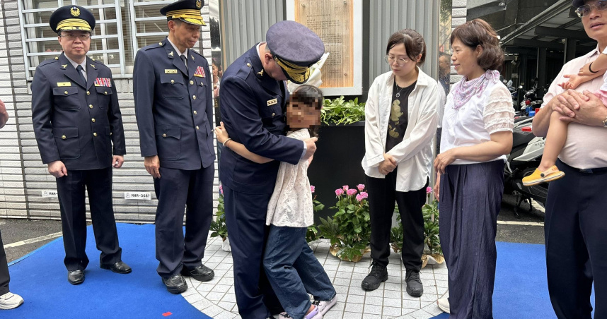 細雨寄哀思！警察節前夕揭牌「正義之光」紀念銘　追思殉職所長劉宗鑫