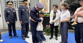 新北市警局土城分局今日舉辦警察節活動，於清水派出所舉行「正義之光」追思紀念銘揭牌儀式，向因公殉職的前所長劉宗鑫致上最崇高敬意。（圖／翻攝畫面）