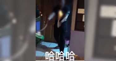 男白目KTV點火玩 友人大笑:別把這當錢櫃啦