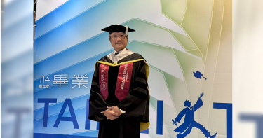 包小柏獲得管理學院博士學位證書。（圖／唱戲世界娛樂提供）